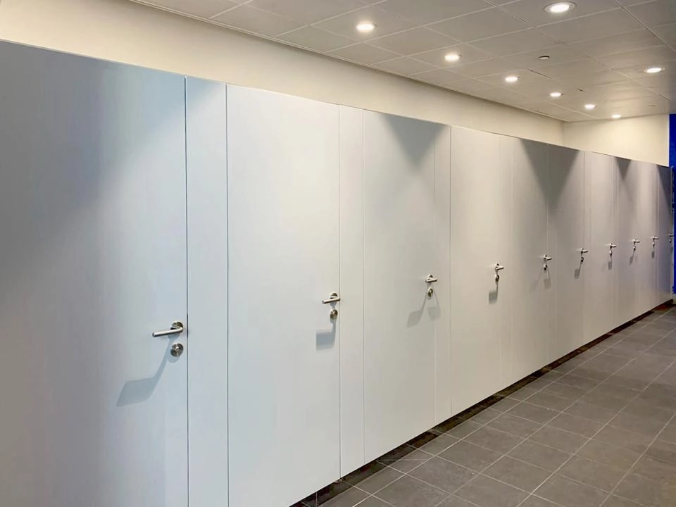 Lift upphängda WC-kabiner
